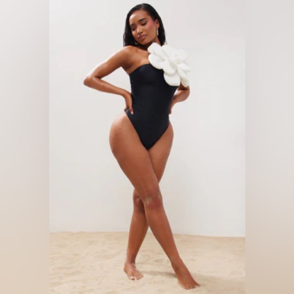 Reese Flower 1 Piece
Swimsuit - Black/ White
Size: L